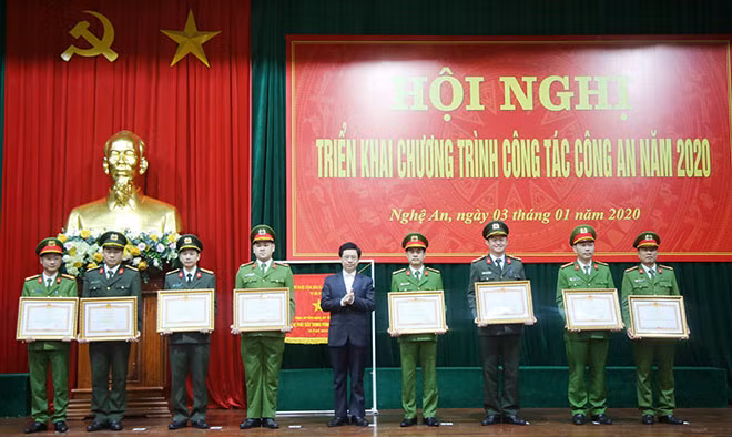 Đồng chí Nguyễn Xuân Sơn, Phó bí thư Thường trực Tỉnh ủy trao tặng bằng khen của Thủ tướng Chính phủ cho các cá nhân.