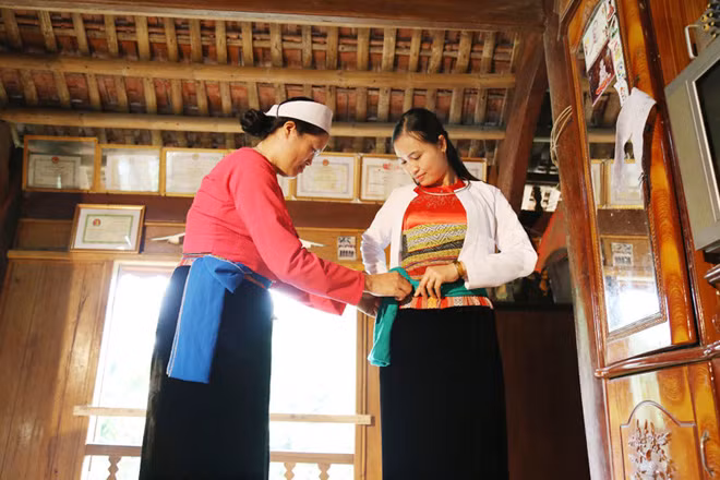 Phụ nữ Mường Vang trong trang phục truyền thống được dệt nên bởi đôi tay khéo léo của các bà, các mẹ.