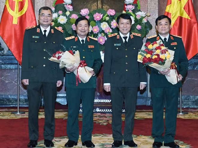 Trung tướng Lương Tam Quang, Thứ trưởng Bộ Công an, Thiếu tướng Tô Ân Xô, Chánh Văn phòng Bộ Công an chúc mừng Thượng tướng Hoàng Xuân Chiến và Thượng tướng Lê Huy Vịnh.