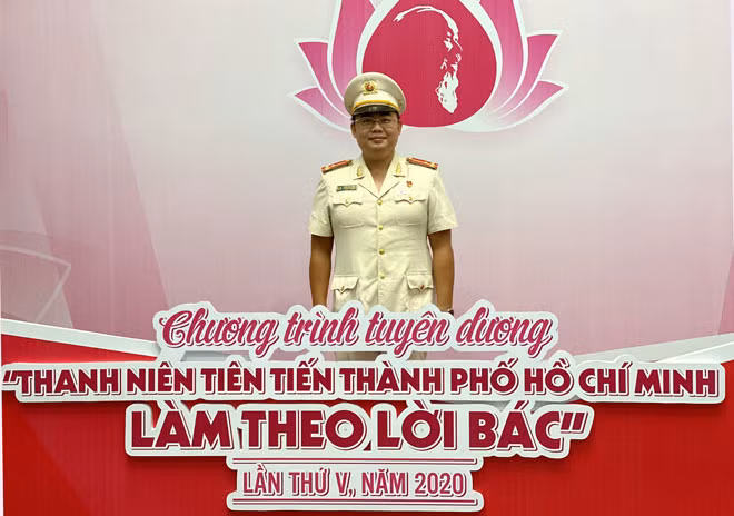 Thượng úy Đặng Văn Thắng luôn thể hiện tinh thần gương mẫu đi đầu trong các phần việc.