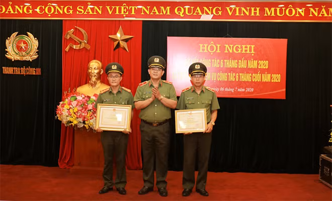 Thiếu tướng Trần Đức Tuấn trao Bằng khen của Bộ Công an tặng 1 tập thể và 1 cá nhân có thành tích xuất sắc trong thực hiện đảm bảo an ninh, trật tự Tết Nguyên đán Canh Tý 2020.