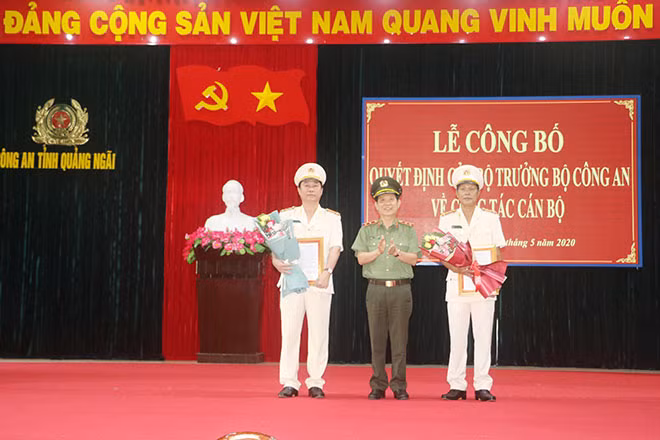 Thứ trưởng Nguyễn Văn Sơn trao quyết định cho đồng chí Nguyễn Thanh Trang và Phan Công Bình