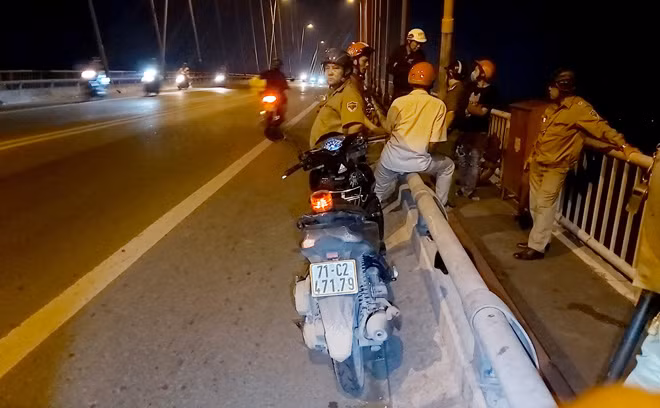 Xe máy và tư trang nạn nhân bỏ lại tại hiện trường.