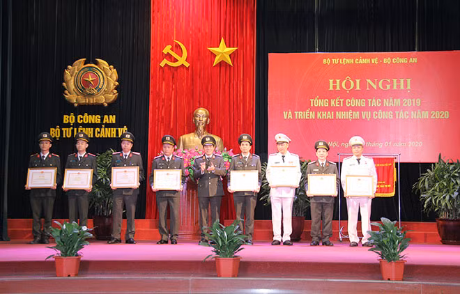 Thứ trưởng Lương Tam Quang trao Bằng khen của Bộ Công an cho các tập thể của Bộ Tư lệnh Cảnh vệ. Thứ trưởng Lương Tam Quang trao Bằng khen của Bộ Công an cho các tập thể của Bộ Tư lệnh Cảnh vệ.