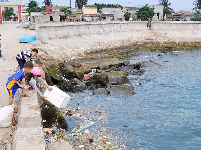 Do ý thức hạn chế, không ít người ở huyện đảo Lý Sơn đã tùy tiện xả rác xuống biển.