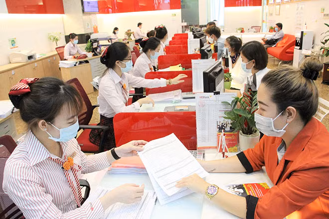 Ngân hàng giảm lợi nhuận để chia sẻ khó khăn với DN.