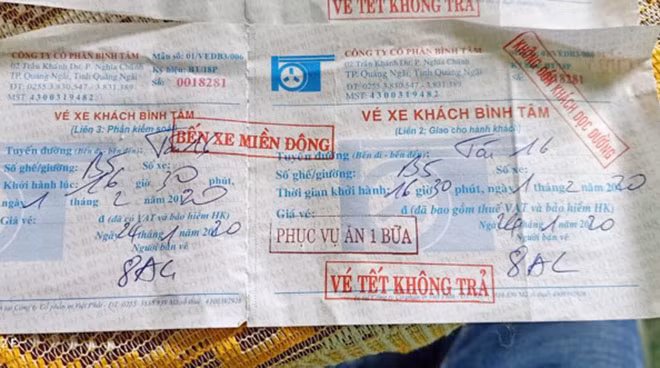 Vé xe người dân mua qua mạng được cho là giả.