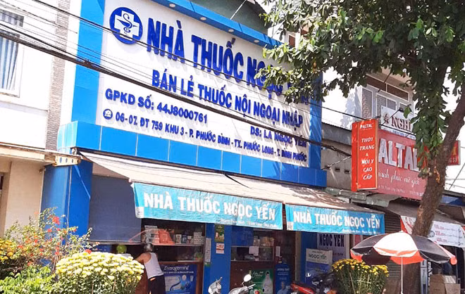 Nhà thuốc Ngọc Yến ở khu vực ngã ba Phước Bình thuộc khu phố 3, phường Phước Bình, thị xã Phước Long, tỉnh Bình Phước ngoài cấp phát miễm phí khẩu trang y tế, còn đưa ra góp ý để người dân bảo vệ sức khỏe trước cơn bão dịch virus corona gây ra.