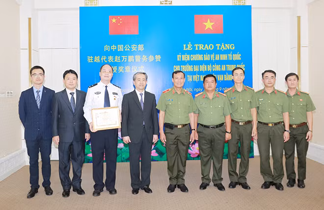 Thứ trưởng Lê Tấn Tới trao Kỷ niệm chương “Bảo vệ An ninh Tổ quốc” tặng đồng chí Triệu Vạn Bằng.