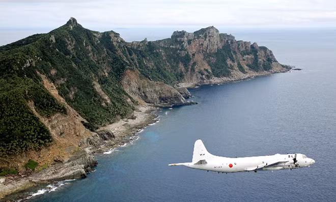 Một máy bay của Nhật Bản bay qua đảo Senkaku/Điếu Ngư. Ảnh Getty Images