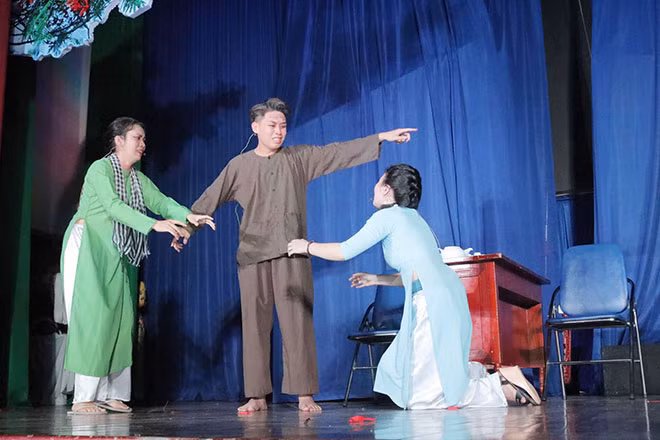 Không chỉ học làm khán giả, học viên của chương trình “Tiếp bước trăm năm” còn thử sức với sân khấu cải lương.