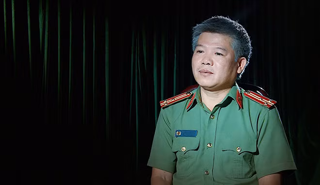 Thượng tá Trần Thanh Sơn trả lời phóng viên báo chí.