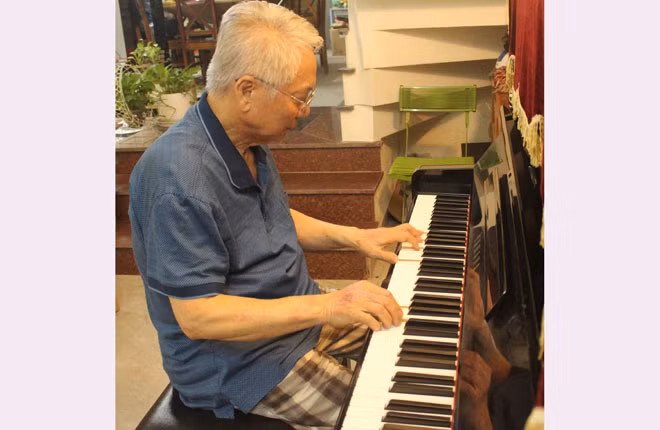 Nhạc sĩ Phú Ân vẫn đắm say trên những phím đàn. Nhạc sĩ Phú Ân vẫn đắm say trên những phím đàn.