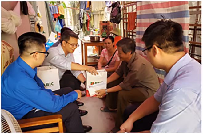 Tuổi trẻ Công ty CP Bảo hiểm Ngân hàng Nông nghiệp (Abic) tặng quà tri ân các gia đình thương binh, liệt sỹ.