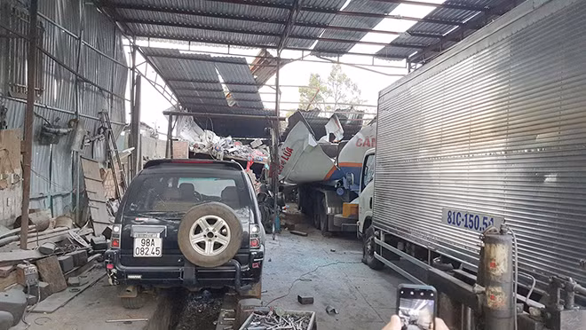 Mái tôn gara bị thổi tung, vương vãi khắp nơi.