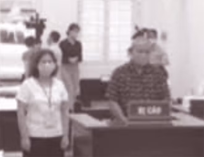 Hai bị cáo Nga và Giúp tại phiên toà phúc thẩm.