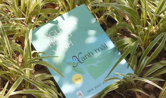 Tập thơ “Xanh mãi” của nhà thơ Nguyễn Hồng Vinh.