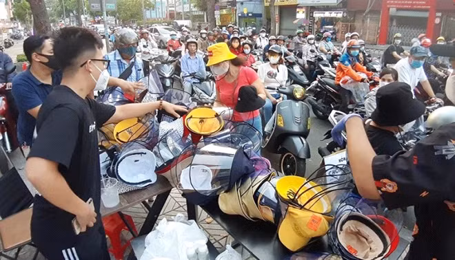 Ngoài khẩu trang, nước rửa tay kháng khuẩn thì “nón chống dịch” được người dân tìm mua.