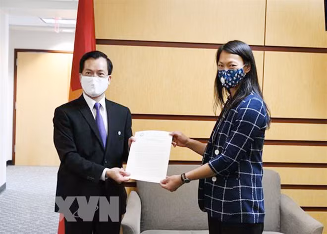 Đại sứ Hà Kim Ngọc và Giám đốc cao cấp phụ trách châu Á, Hội đồng An ninh Quốc gia Allison Hooker đã trao đổi thư chúc mừng của Tổng Bí thư, Chủ tịch nước Nguyễn Phú Trọng và Tổng thống Donald Trump. (Ảnh: TTXVN)