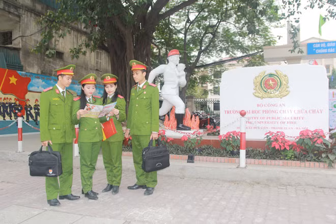 Các thầy cô giáo Trường Đại học Phòng cháy chữa cháy.