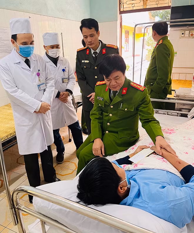 Đại tá Khương Duy Oanh thăm, động viên CBCS bị thương tại Bệnh viện Công an tỉnh