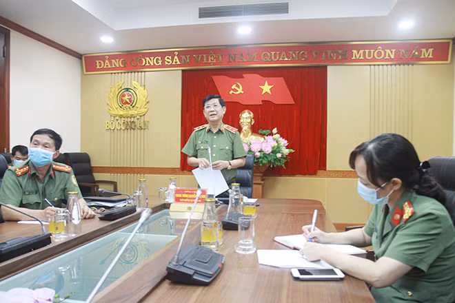 Thứ trưởng Nguyễn Văn Sơn báo cáo công tác phòng chống dịch của lực lượng Công an tại cuộc họp trực tuyến. Thứ trưởng Nguyễn Văn Sơn báo cáo công tác phòng chống dịch của lực lượng Công an tại cuộc họp trực tuyến.