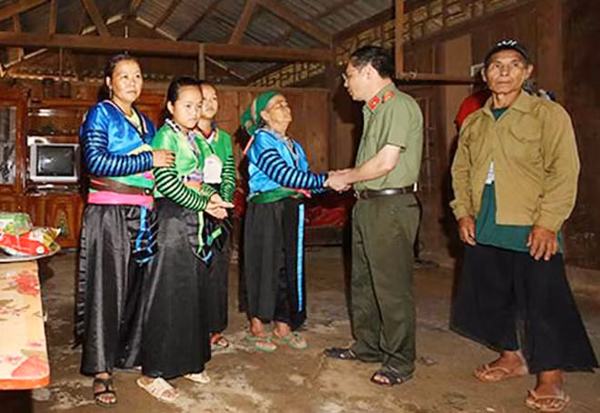 Đại tá Trần Thanh Phong, Phó Tổng Biên tập Báo CAND đến thăm, trao quà cho thân nhân đồng chí Thào A Súa, xã Nhi Sơn, huyện Mường Lát (tháng 8/2019).
