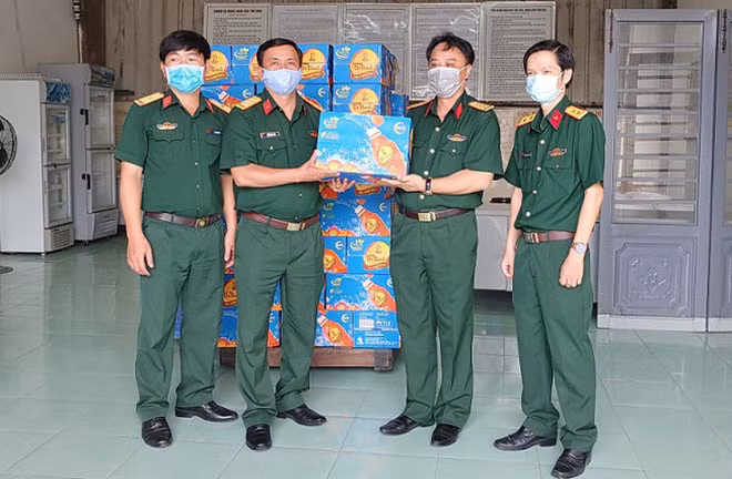 Bộ Tư Lệnh Quân Khu 7 tiếp nhận 1000 thùng Trà Thanh Nhiệt Dr Thanh