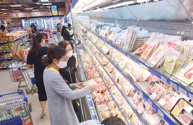 Các loại thực phẩm tươi sống ở siêu thị giá cả ổn định hơn.