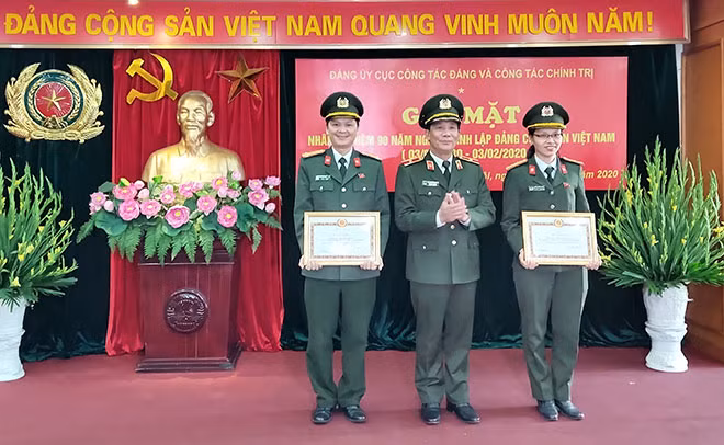 Thiếu tướng Nguyễn Đức Minh trao Bằng khen của Bộ trưởng Bộ Công tặng các cá nhân.