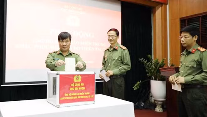 Trung tướng Nguyễn Thanh Sơn, Cục trưởng và lãnh đạo Cục Đối ngoại ủng hộ đồng bào miền Trung.