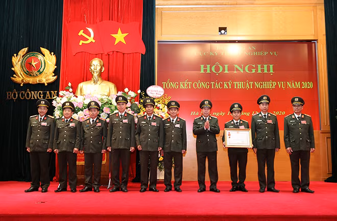Thừa ủy quyền của Chủ tịch nước, Thứ trưởng Bùi Văn Nam đã trao Huân chương Chiến công hạng Ba cho Cục kỹ thuật nghiệp vụ