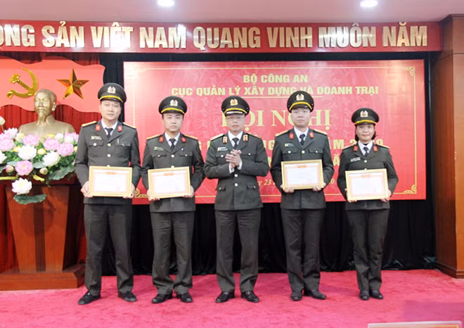 Lãnh đạo Cục Quản lý xây dựng và doanh trại trao danh hiệu đơn vị Quyết thắng cho các tập thể.
