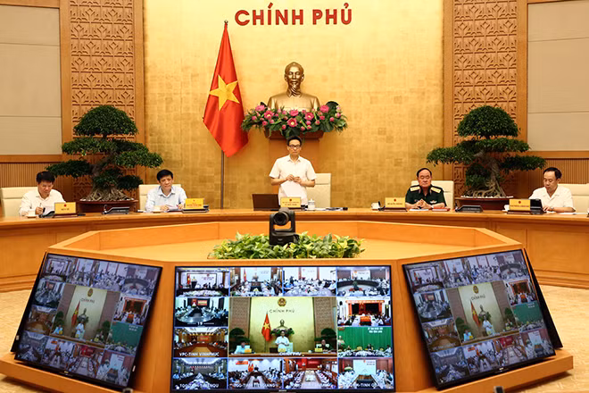 Phó Thủ tướng Vũ Đức Đam:Thực hiện mục tiêu kép, phải tuyệt đối an toàn vì nếu có dịch thì mọi nỗ lực phát triển kinh tế sẽ bị ảnh hưởng nặng nề. Ảnh: VGP/Đình Nam