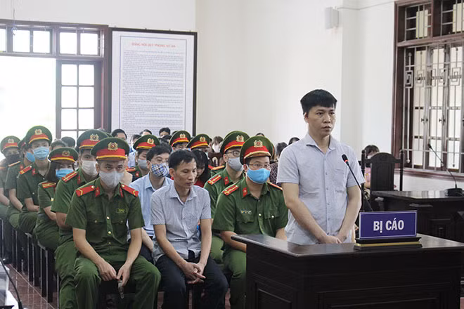 Đỗ Mạnh Tuấn, nguyên Phó hiệu trưởng Trường PTDTNT THCS huyện Lạc Thủy là ủy viên Tổ chấm bài thi trắc nghiệm.