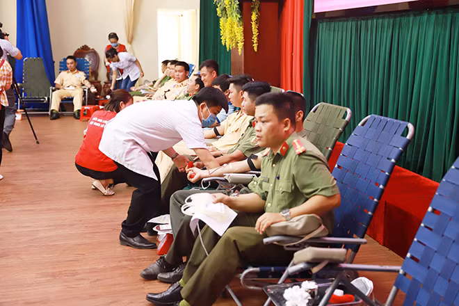 Các cán bộ chiến sĩ tham gia hiến máu tại Lễ hội Xuân hồng.