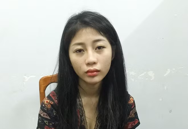 Đối tượng Cao Thị Thơm cùng tang vật.