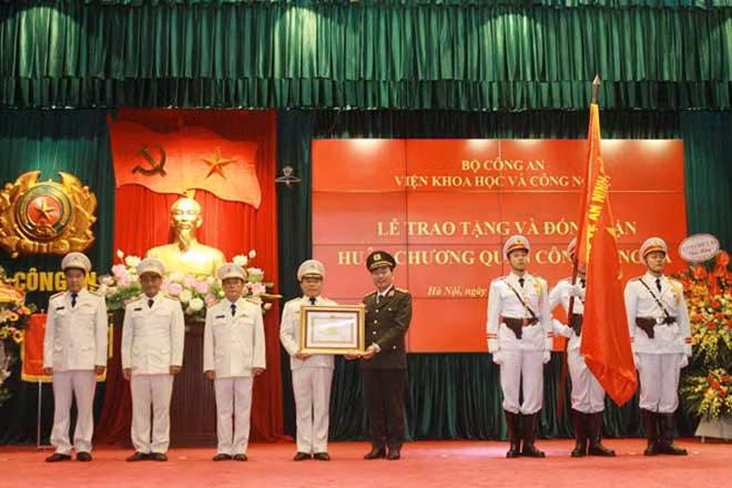 Thừa ủy quyền của Chủ tịch nước, Thứ trưởng Trần Quốc Tỏ trao Huân chương Quân công hạng Ba tặng Viện KH&CN.