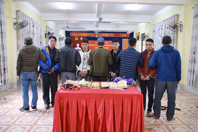 Các đối tượng và tang vật bị bắt giữ. Các đối tượng và tang vật bị bắt giữ.