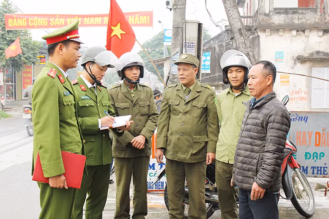 Lực lượng Công an phối hợp đoàn thể, quần chúng cùng xuống địa bàn nắm bắt tình hình ANTT tại dân cư. Lực lượng Công an phối hợp đoàn thể, quần chúng cùng xuống địa bàn nắm bắt tình hình ANTT tại dân cư.