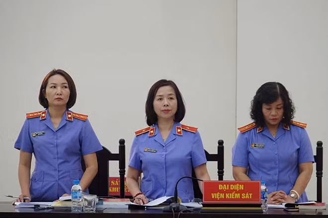 Đại diện Viện KSND TP Hà Nội thực hành quyền công tố tại phiên toà.
