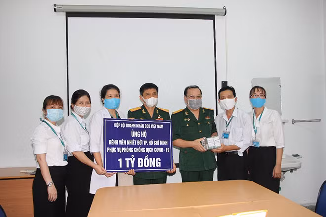 Đồng chí Mai Xuân Tâm, Phó Chủ tịch Hiệp hội trao tiền ủng hộ cho đại diện lãnh đạo Bệnh viện Bệnh Nhiệt đới TP Hồ Chí Minh – Bác sĩ Huỳnh Thị Loan, Phó Giám đốc Bệnh viện.