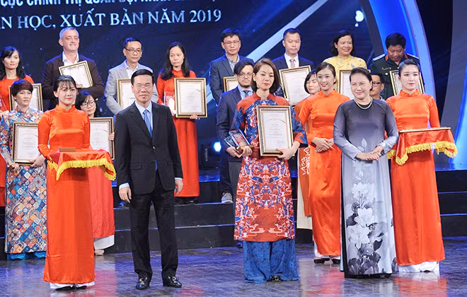 Chủ tịch Quốc hội Nguyễn Thị Kim Ngân và đồng chí Võ Văn Thưởng trao giải Nhất cho các tác giả.