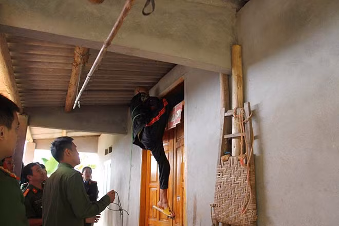 Đối tượng thực hiện lại hành vi trèo vào nhà nạn nhân bằng ô thoáng cửa.