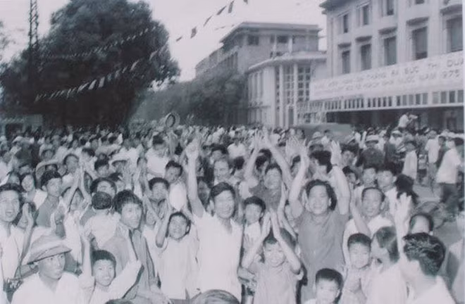 Người dân Thủ đô đổ ra đường tuần hành mừng thắng lợi vĩ đại của dân tộc vào ngày 30-4-1975 (nguồn TTXVN) Người dân Thủ đô đổ ra đường tuần hành mừng thắng lợi vĩ đại của dân tộc vào ngày 30-4-1975 (nguồn TTXVN)