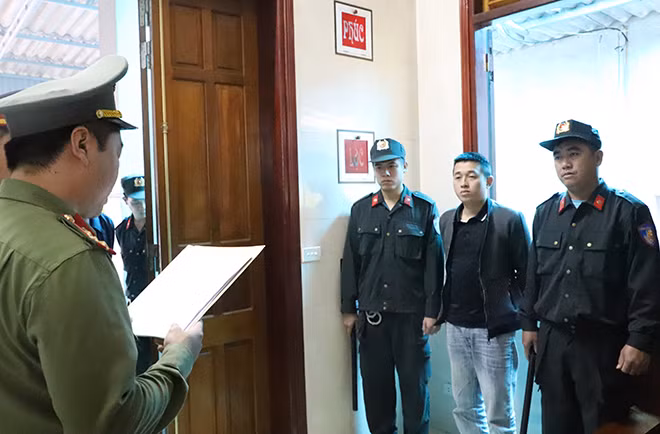Cơ quan Công an đọc lệnh bắt giam bị can.