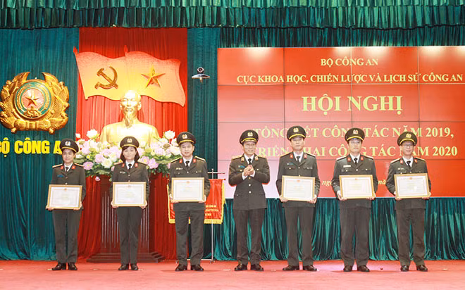 Thứ trưởng Lương Tam Quang trao Bằng khen của Bộ Công an tặng các tập thể và cá nhân. Thứ trưởng Lương Tam Quang trao Bằng khen của Bộ Công an tặng các tập thể và cá nhân.