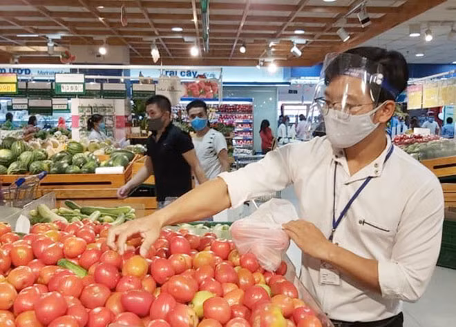 Nhân viên siêu thị đi chợ giúp khách hàng. Nhân viên siêu thị đi chợ giúp khách hàng.