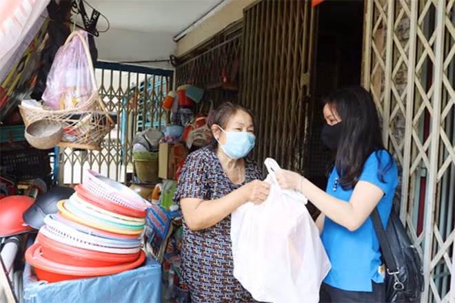 Bà Hào năm nay 62 tuổi, ngụ ở hành lang chung cư Ngô Gia Tự - quận 10, sống bằng công việc bán vé số và lượm ve chai. Bà rất vui và cảm động khi nhận được sự quan tâm của các doanh nghiệp và xã hội.