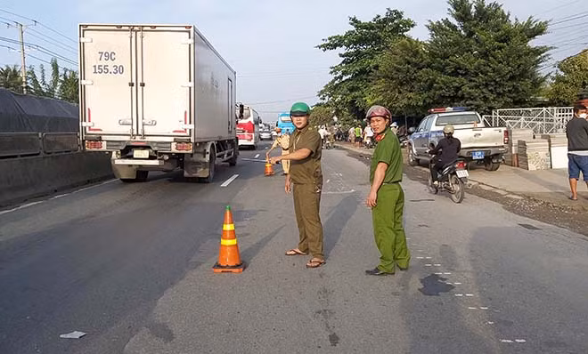 Lực lượng chức năng điều tiết giao thông để tránh ùn ứ.